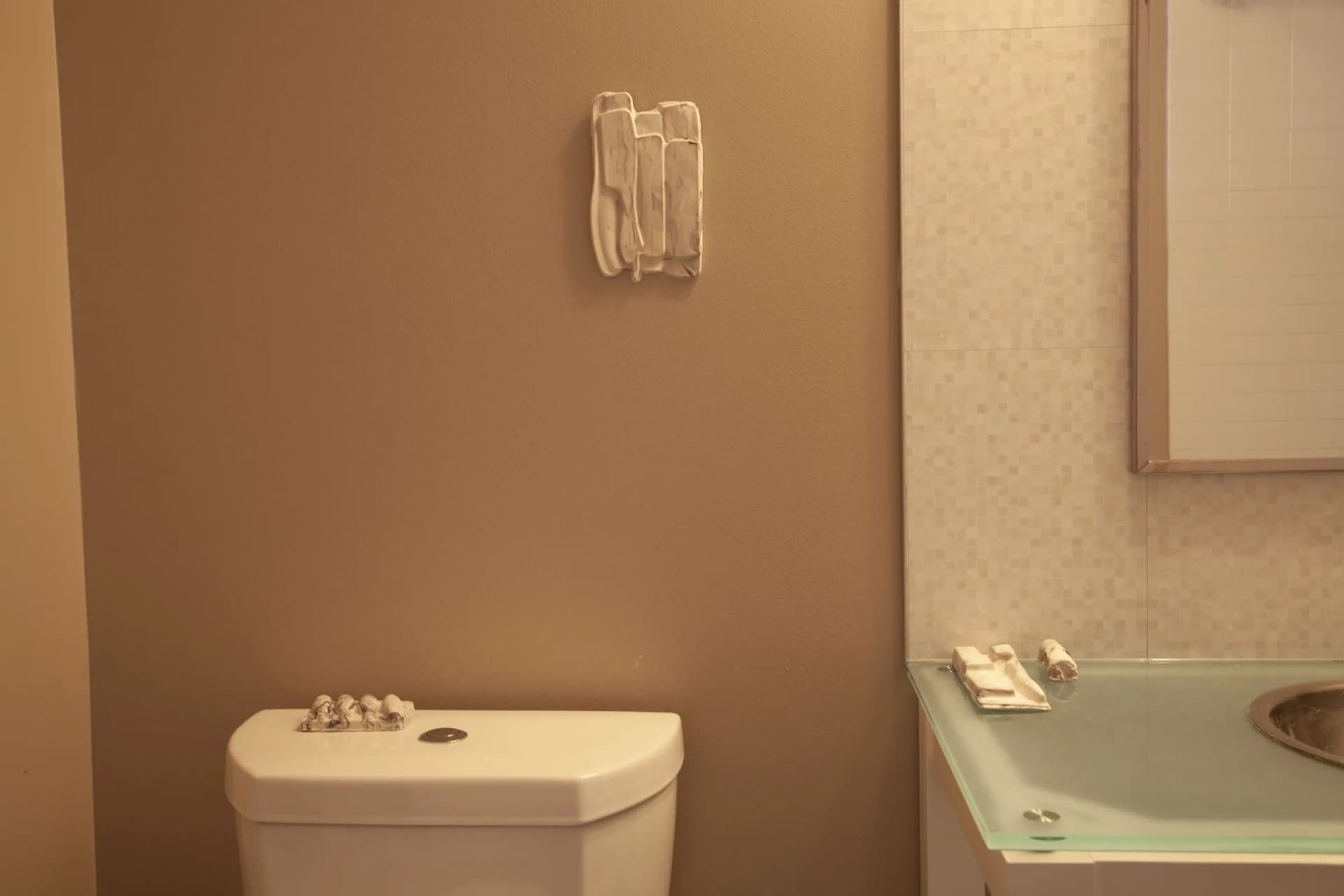 Installation View, THE NEW FAMILIAR.